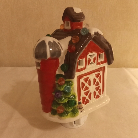 LIGHTED RETRO BARN WITH SILO &.CHRISTMAS TREE XMAS HOLIDAY NIGHTLIGHT HOME DECOR - Picture 6 of 10